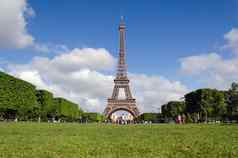 埃菲尔铁塔塔蓝色的天空早....巴黎