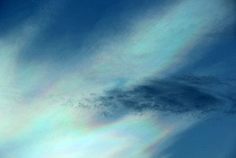 美丽的彩虹色的色彩斑斓的云