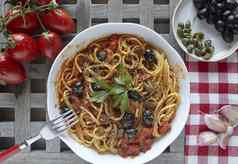意大利食物意大利面西红柿橄榄酸豆被称为把