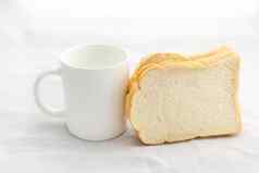 空咖啡杯咖啡杯子切片面包孤立的一点点