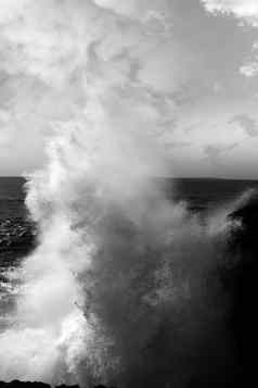 巨大的波崩溃诺兰大半悬崖