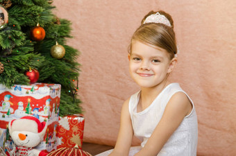 肖像有趣的一年女孩圣诞节树