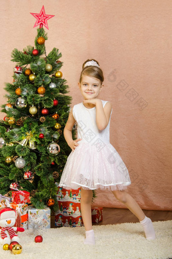 五年女孩站圣诞节树