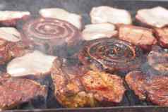 烧烤剁碎肉木炭火特写镜头图像