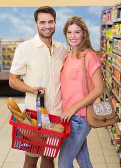 肖像微笑明亮的夫妇购买食物产品购物篮子