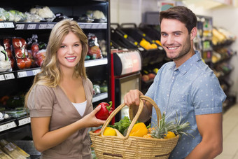 肖像微笑明亮的夫妇购买食物产品