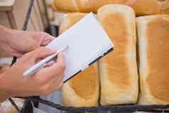 女人写作杂货店列表面包面包