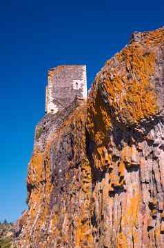 废墟塔中世纪的城堡岩石