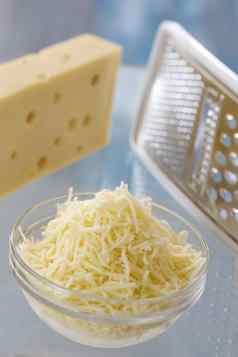 一块奶酪磨碎的奶酪