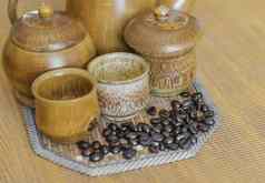 软焦点图像咖啡豆子咖啡杯集木