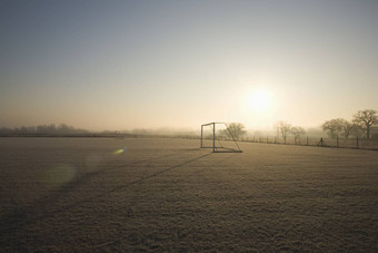 空足球球场目标冷淡的冬天早....日出