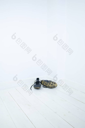 模制螺柱黑色的足球靴子角落里空房间