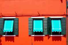 窗户蓝色的树冠burano红色的橙色墙
