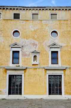 古老的建筑窗户门