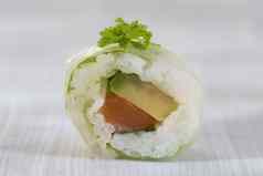 牧津美味的寿司卷白色板筷子