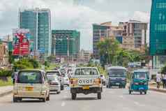 但萨拉姆4月交通放缓旅行者忙街道市中心但萨拉姆4月但萨拉姆坦桑尼亚