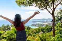 女人旅游快乐手势高风景优美的视图