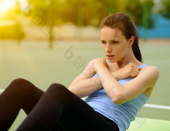 年轻的运动女人实践早....锻炼练习户外