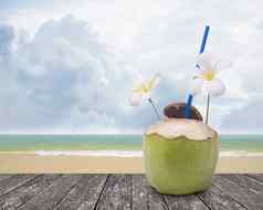 新鲜的椰子喝不错的海滩背景