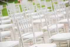 之前婚礼仪式没完没了的白色椅子