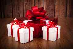 红色的礼物盒子白色礼物盒子