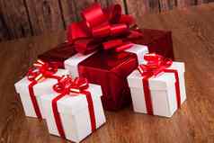红色的礼物盒子白色礼物盒子