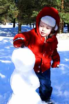 孩子院子里使雪人