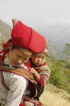 红色的苗族萨帕少数民族女人婴儿