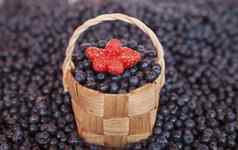 新鲜的蓝莓篮子草莓市场