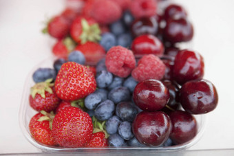 新鲜的树莓草莓樱桃蓝莓盒子市场