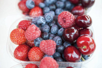<strong>新鲜</strong>的树莓草莓樱桃蓝莓盒子市场