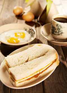 传统的马来西亚早餐卡亚黄油烤面包咖啡