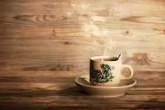 热气腾腾的传统的中国人咖啡古董杯子飞碟