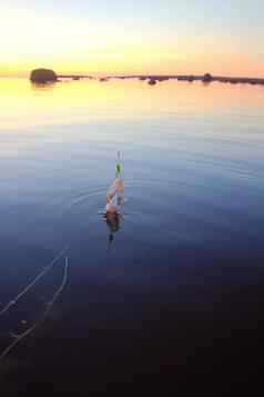 日落河鲈鱼钓鱼船杆