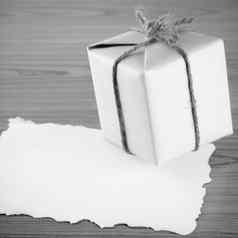 礼物盒子纸黑色的白色颜色语气风格