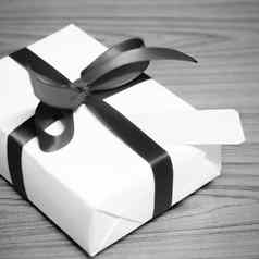 礼物盒子ribbin标签黑色的白色颜色语气风格