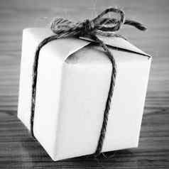 礼物盒子黑色的白色颜色语气风格