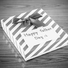 礼物盒子卡写快乐父亲一天黑色的白色颜色