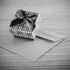 礼物盒子信封黑色的白色颜色语气风格