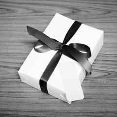 礼物盒子ribbin标签黑色的白色颜色语气风格