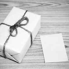礼物盒子卡黑色的白色颜色语气风格