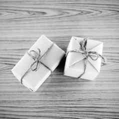 礼物盒子黑色的白色颜色语气风格
