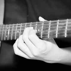 生活男人。玩吉他黑色的白色颜色语气风格