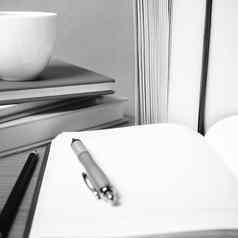 开放笔记本书咖啡杯黑色的白色颜色