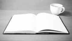 开放书咖啡杯黑色的白色颜色语气风格