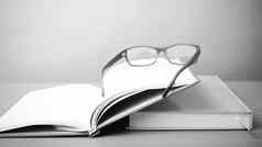 集团书眼镜黑色的白色颜色语气风格