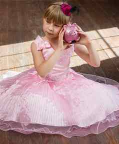 女孩年粉红色的衣服小猪银行广场作物
