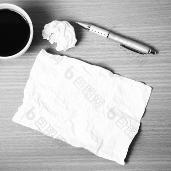 纸皱巴巴的笔咖啡杯黑色的白色颜色