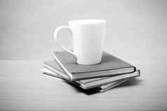 堆栈书咖啡杯子黑色的白色语气风格