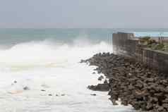 狂风暴雨的海台风波崩溃障碍墙